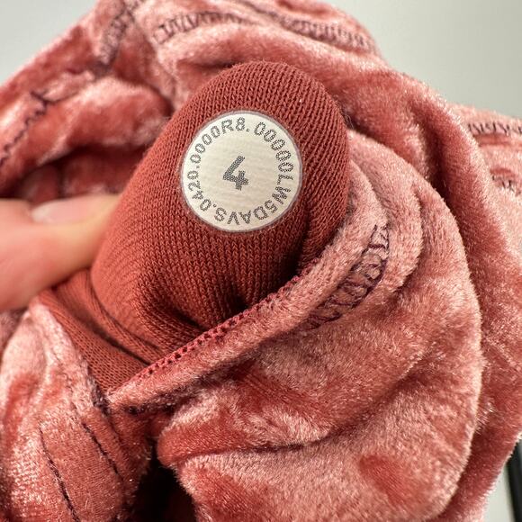 LULULEMON Crushed Velvet Wunder Under Tight Leggings in Pink // 4 - Picture 11 of 11